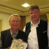 Weil er seit 30 Jahren den Musikverein Rothtal Horgau auf vielfältige Art unterstützt, bekam Anton Steck (links) eine Ehrenurkunde vom Vereinsvorsitzenden Franz Christ. 
