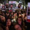 Israelis fordern bei einer Demonstration in Tel Aviv die Freilassung der im Gazastreifen festgehaltenen Geiseln.