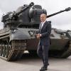 Er hat es schon einmal getan. Bundeskanzler Olaf Scholz vor einem Flugabwehrpanzer Gepard. Lässt er jetzt die Leopard-Panzer frei, wie es die halbe Nato von ihm fordert?