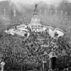 Anlässlich der Hochzeit der zukünftigen Queen versammelten sich Tausende vor dem Buckingham Palace. Die Trauung wurde von 200 Millionen Menschen weltweit verfolgt.