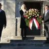 Gemeinderat Jürgen Zirch, Bürgermeisterin Sandra Perzul und Zweiter Bürgermeister Roland Kratzer bei der Kranzniederlegung zum Volkstrauertag am Mausoleum in Dießen. 