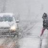 Bei heftigem Schneefall ist auf den Straßen mit Verzögerungen zu rechnen. Beschäftigte müssen das für ihren Arbeitsweg einplanen.