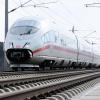 Im Juni dieses Jahres wird der vierspurige Ausbau der Bahn-Strecke von Augsburg in die Landeshauptstadt München fertiggestellt - nach nunmehr 13 Jahren. Für Pendler heißt das: Die Züge werden nicht mehr so oft verspätet ankommen.