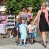 Die Kinder marschierten mit Betreuerinnen von der St.-Vitus-Kirche zum Pfarrsaal. An der Spitze Kindergartenleiterin Heike Brummer (mit Gitarre). 