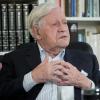 Helmut Schmidt liegt auf der Intensivstaion im Krankenhaus. Der Altkanzler raucht auch mit 96 Jahren noch unzählige Zigaretten am Tag. 	