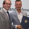 Bundesverkehrsminister Alexander Dobrindt überreichte in Berlin den Förderbescheid über eine Million Euro an Bürgermeister Peter Wachler.