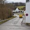 Links der Hopfenweiher, rechts der Turm und die Mauer der JVA Kaisheim: Der Neuausbau dieses Abschnitts der Kreisstraße ist schwierig.