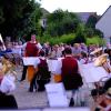 Im Hof hinter dem Lagerhaus in Dinkelscherben präsentierte die Musikvereinigung ihre Sommerserenade. 	