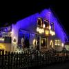 Mindestens 50.000 Lichter, schätzt Familie Ganth, erhellen in der Weihnachtszeit ihr Haus und den Garten in Echenbrunn. Damit ist ihr Weihnachtshaus zum Ausflugsziel geworden.  	