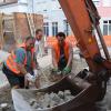 In der Straße Kalteck in Wertingen wird in diesen Tagen ein neuer Kanal verlegt. Am Donnerstag war die Schulstraße deshalb nur einspurig befahrbar. Eine Ampel regelte den Verkehr.  