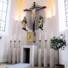 Mehr Platz ist jetzt im Altarraum der Kirche St. Petrus Canisius, dabei wurde unter anderem das Eichenpodest, auf dem früher der Altar stand, entfernt. Foto: ger