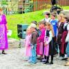 Monika Friesl-Junker (links) hatte mit den Kindern ein Singspiel einstudiert.Zahlreiche Gäste hatten sich zur Einweihung des Spielplatzes eingefunden, die musikalisch umrahmt wurde. Fotos: Wolfgang Adolf