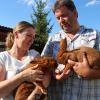 Während die Initiatoren der Jungtierschau, Antje und Michael Huth, zwei Kaninchen auf dem Arm tragen, beschnuppern sich die beiden Tiere vorsichtig.