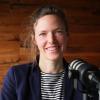 Eva Ritter zu Gast im Podcast-Studio – vor, wie jetzt bekannt, einer Wand aus Eichenholz.