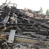 Das verheerende Feuer hat einen Teil der Industriehalle in Inningen komplett zerstört. So sieht der Brandort am Tag danach aus.