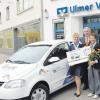 Edith Scheffold (Mitte) von DAN nimmt strahlend das VR-mobil aus den Händen von Jürgen Dworschak (rechts), Direktor der Volksbank, Jasmin Diebold, Marktleiterin Söflingen/Eselsberg und Kundenberater Gerhard Flöttl entgegen.  