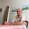 Gerd Enskat aus Neusäß muss immer noch arbeiten, um die Pflegekosten für seine Frau aufzubringen. 	