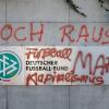 «Fußball-Mafia» schmierten Unbekannte zuletzt auf die Fassade der DFB-Zentrale in Frankfurt am Main.