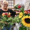 Die Inhaberin der Blumenstube in Gessertshausen, Andrea Schiefer, stellt passend für verschiedene Anlässe einen Blumenstrauß zusammen.