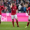 Spielten beim FC Bayern zusammen: Thomas Müller (l) und Xabi Alonso (M).