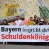 Mitglieder der Jungen Union Bayern um ihre Vorsitzende Katrin Albsteiger (vierte von rechts) protestierten im August in Mittenwald (Oberbayern) mit Schildern und einem "Schuldenberg" gegen den Besuch des Regierenden Bürgermeisters von Berlin, Klaus Wowereit.