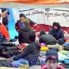 Sanitäter kümmern sich um einen kollabierten Hungerstreikenden in München.