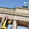 Natalia Klitschko, Ehefrau des Kiewer Bürgermeisters V. Klitschko, steht bei der Solidaritätskundgebung "Sound of Peace" vor dem Brandenburger Tor auf der Bühne. Dort treten zahlreiche bekannte Künstler auf und demonstrieren ihre Unterstützung für die von Russland angegriffene Ukraine.