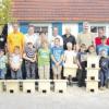 Prächtige und nützliche Igelhäuschen bauten Väter und ihre Söhne beim Ferienprogramm des Gartenbauvereins in Deiningen.  