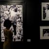Eine Besucherin betrachtet Fotos der brasilianischen Fußball-Legende Pelé im Museum, das dem Spieler in São Paulo gewidmet ist.
