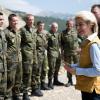 Bundesverteidigungsministerin Ursula von der Leyen unterhält sich in Kahramanmaras in der Türkei mit deutschen Soldaten.