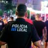 Die lokale Polizei von Calvia patrouilliert in der Nacht auf den Straßen von Magaluf.