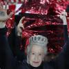 Ein Fan des FC Liverpool, verkleidet als Queen Elizabeth II. – am Wochenende soll der Ball in Großbritannien ruhen.