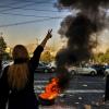 Eine Frau steht während einer Demonstration nach dem Tod der 22-jährigen Mahsa Amini Ende September in der iranischen Hauptstadt und zeigt das Victory-Zeichen.