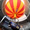 Jetzt ist die Rekonstruktion des Ballons „Erdlieb“ im Gersthofer Ballonmuseum wieder komplett. Weil die neue Hülle anders als bisher innen keine schwarze Schicht mehr hat, scheint das Luftschiff von innen heraus zu leuchten.  	