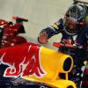 Sebastian Vettel streichelt zärtlich seinen Red-Bull-Boliden nach dem Sieg in Singapur. Foto: Jens Büttner dpa
