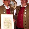 Franz Vogel (links) ist neues Ehrenmitglied im Schützenverein Roth-Berg. Vereinschef Franz Abt überreichte ihm die Ehrenurkunde. 
