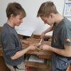Moritz Wagner (links) und Jonas Schneider haben Spaß an der Arbeit mit Holz. Sie wollen Schreiner werden und machen eine Ausbildung bei der Firma Alt in Gannertshofen. 