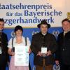 Karola und Erich Kanefzky (Mitte) wurden vom Landesinnungsmeister des Fleischerverbandes Bayern, Georg Schlagbauer (links) und Staatsminister Helmut Brunner (rechts) für hervorragende Qualität im Metzgerhandwerk ausgezeichnet. 
