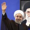 Grund zur Freude? Der iranische Präsident vor dem Konterfei des religiösen Führers Ajatollah Khamenei. 