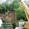 Die Hangsanierung an der Alten Bergstraße in Rehling ist in vollem Gange. Dazu wird ein sogenannter Menzimuck, eine Art Bagger mit Greiffüßen, eingesetzt.