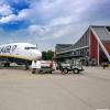Eine Maschine der irischen Fluglinie Ryanair steht am Flughafen bei Memmingen.