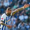 Herthas Kevin Prince Boateng treibt kurz vor Spielende seine Mitspieler an. Der Nationalspieler sieht vor der Heim-EM noch viel Arbeit vor der deutschen Fußball-Elf.