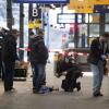 Polizisten untersuchen am 10.Dezember 2012 am Hauptbahnhof in Bonn eine verdächtige Tasche. Nach dem Attentat in Boston ist der deutsche Verfassungsschutz darüber besorgt, dass der versuchte Anschlag noch immer nicht aufgeklärt ist. 