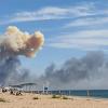 Am Strand von Saky steigt Rauch nach einer Explosion auf. Auf der von Russland annektierten ukrainischen Halbinsel Krim im Schwarzen Meer ist Munition auf einem russischen Luftwaffenstützpunkt explodiert. 