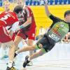 Für die Landsberger Handballer (rechts Max Hofer, hier bei einem Testspiel gegen Haunstetten) kann es in dieser Saison nur den Klassenerhalt als Ziel geben. 