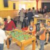 Zur Eröffnung des renovierten Jugendzentrums in Wiedergeltingen kamen Jung und Alt. Die Kinder nahmen gleich den Kicker in Beschlag. 