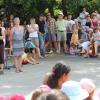 Zweiter Bürgermeister Stefan Buck, Wolfgang Held, Birgit Wöhrer und Irmgard Frank (von links) gestalteten vor vielen Sommerfestbesuchern gemeinsam die symbolische Übergabe des Schecks der Gersthofer Goetheschule für den städtischen Fonds „Hilfe in Not“. 	