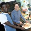 Abdul Bah (links) kam im Jahr 2017 aus dem Senegal nach Deutschland. Heute macht er eine Ausbildung zum Verkäufer in der Augsburger Bäckerei von Frank Schubert. 