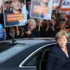 Bundeskanzlerin Angela Merkel (CDU, vorne) trifft am 01.09.2013 vor einem Fernsehstudio in Berlin-Adlershof ein und wird von ihren Anhängern begrüßt. Hier findet das einzigen TV-Duell von Bundeskanzlerin Merkel und dem SPD-Spitzenkandidaten Steinbrück vor der Wahl statt. Foto: Hannibal Hanschke/dpa +++(c) dpa - Bildfunk+++