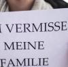 Ein Mitglied des Flüchtlingsrates hält hier bei einer Demonstration im vergangenen Jahr in Berlin ein Schild in die Kamera, das ausdrücken soll, worum es vielen Flüchtlingen geht.